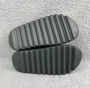 Adidas Yeezy Slide Onyx Size 8 thumbnail 4