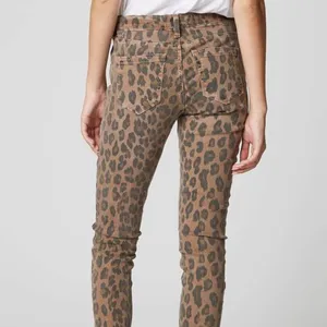 Blank NYC The Reade Crop Catwalk Cropped Denim Animal Print 28 thumbnail 3