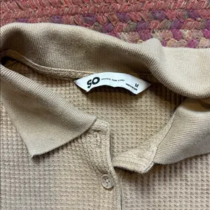 TAN WAFFLE KNIT QUARTER BUTTON POLO TOP Size M thumbnail 2
