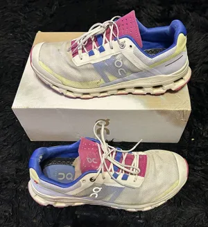 ON CLOUDVISTA multicolored lace up shoes sneakers women’s 9.5 Preowned thumbnail 1