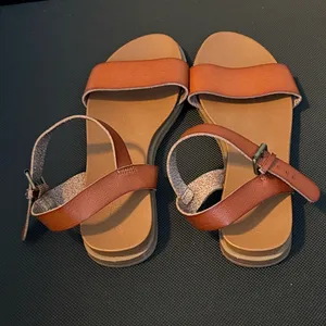 Universal Thread Size 7 Brown Two-Strap Slide Sandal thumbnail 2