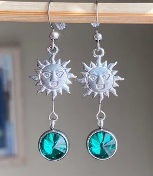 stainless steel sun & green glass beads boho retro vintage style dangle earrings🌞💚 thumbnail 1