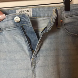 Denizen for Levi’s Women’s Mid-Rise Boyfriend Light Wash Distressed Jeans Sz 18 thumbnail 9