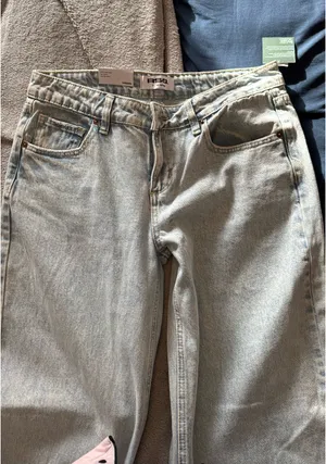 Tilly's Low-Rise Baggy Jeans thumbnail 2