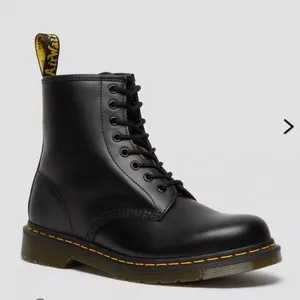 NEW Dr. Martens Smooth Leather Lace Up Boots in Black Size Woman's‎ 10 Mens 9 thumbnail 1