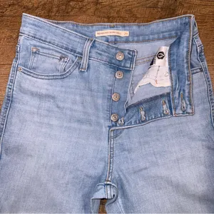 Levi’s High Rise Skinny Ankle Button Up Size 29 thumbnail 2