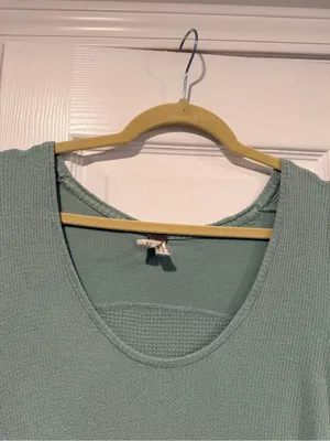 Free People We The Free Size XS Thermal Knit Top Sage Green Raw Hem Long Sleeve thumbnail 2