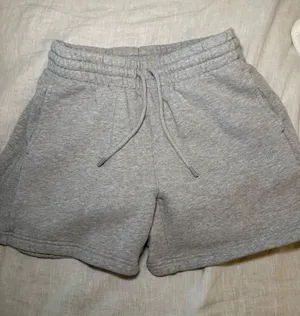 Aritzia Boyfriend Sweat Shorts TNA Cozy Fleece thumbnail 1