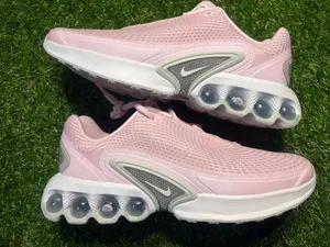 Nike Air Max women’s 8.5 thumbnail 1