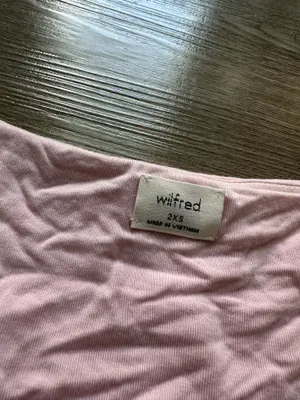 Aritzia Wilfred pink crop top thumbnail 3