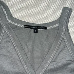 Truly Madly Deeply Urban Outfitters Long Contrast Trim Vneck Cotton Tank Top SzS thumbnail 3