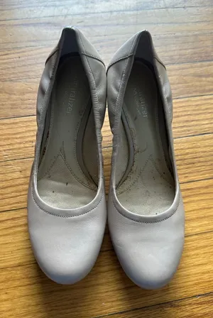 Naturalizer Taupe Leather Wedge Heels 7M Comfort Classic Peeling Inside thumbnail 1