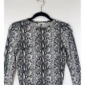 Alice + Olivia Womens Top Gray Delaina Snakeskin Print Cropped Long Sleeve XS thumbnail 7