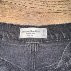 Abercrombie Mom High-Rise Shorts thumbnail 3