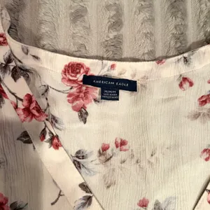 American Eagle Floral Peplum Tank Top Cream Red Button Front Sleeveless Blouse M thumbnail 3