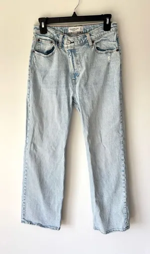 Abercrombie & Fitch the ‘90s Relaxed Jean High Rise Light Wash Crossover Waist thumbnail 1