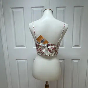 Thatssofetch Lyara Crop Rose Floral‎ - Size 4 - NEW With Tags. thumbnail 4