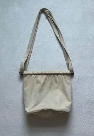 ˚₊‧꒰ა 90's embroidered floral tapestry cream bag with adjustable straps and wooden closure ໒꒱ ‧₊˚ thumbnail 2