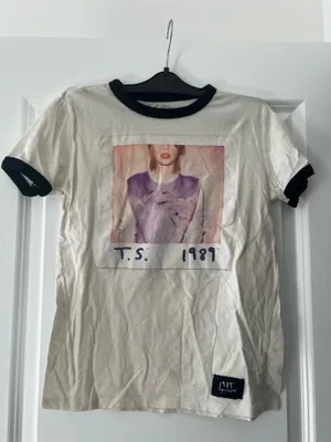 Taylor Swift 1989 Tee World Tour thumbnail 1