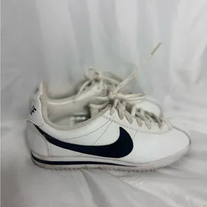 Retro Nike Cortez 1972 classic Nike sneakers w black white 4Y women’s/girls thumbnail 3