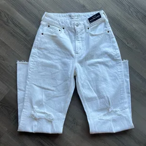 Abercrombie Curve Love High Rise 90s Relaxed Jean in White Destroy thumbnail 6