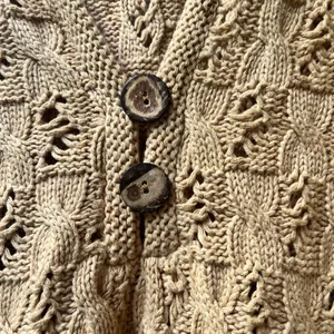 Womens Grannycore Cable Knit Fisherman Vneck Sweater Size 2 Chunky Tan button thumbnail 4