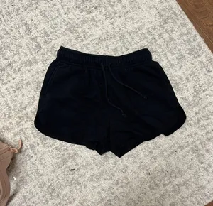 cropped black sweat shorts Size M thumbnail 4