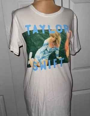 Taylor Swift‎ Tee NWOT Size Small thumbnail 1