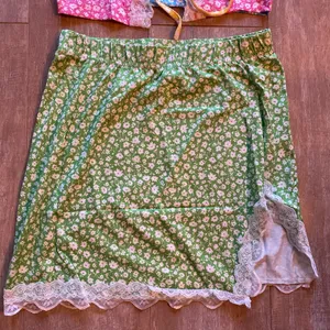 Floral lace open front tie crop top and slit skirt set XS NEW thumbnail 3
