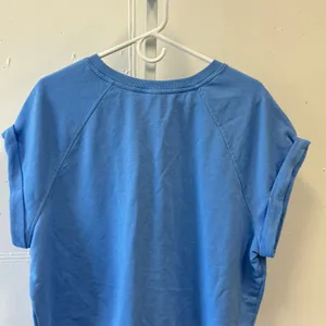 Old Navy Women's XL Blue Take Me Somewhere Warm Graphic‎ Cropped Sweatshirt Tee thumbnail 5