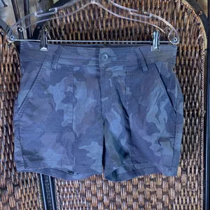 Prana Camouflage Shorts Size 8 Stretchy thumbnail 1