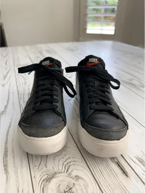 Nike Women’s Blazer Low Platform Size 6 Black White Leather Sneakers thumbnail 2