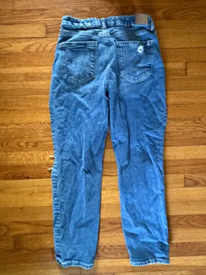 👖 American Eagle Curvy Strigid Ripped Mom Jeans 👖 ~ Size 10 thumbnail 4