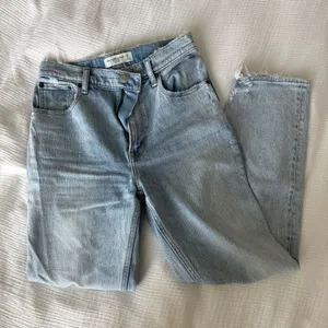 Abercrombie High-Rise Jeans Ultra 90s Straight thumbnail 1