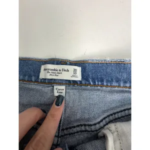 Abercrombie & Fitch Curve Love The Mom Short Mid Rise Size 30 10 thumbnail 3