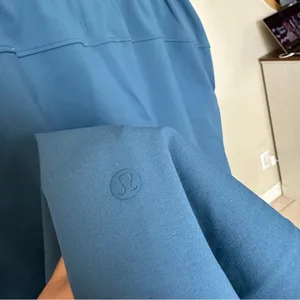 Lululemon On the Fly 7/8 Pant -‎ Size 4 either code blue or petrol blue pants thumbnail 8
