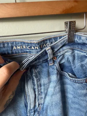 American Eagle Distressed Mom Jeans Women’s 8 Short Light Wash Ripped thumbnail 4