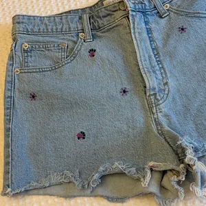 Lucky Brand 12/31 Pins Blue Denim Cut Off Jean Shorts Embroidered Purple Flower thumbnail 4