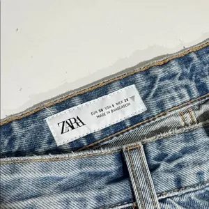 Zara women Straight Jeans in Faded Blue EUC thumbnail 3