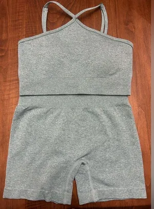 Barely worn two piece workout set. Size S in both top and bottom! thumbnail 3