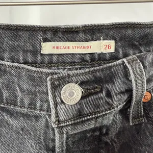 Levi’s Ribcage Straight‎ Ankle Jeans in Well Worn Black Size 26 thumbnail 5