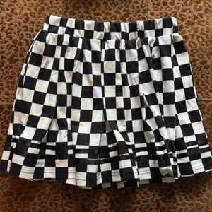 Chic Black and White Checkered Mini Skirt Size M thumbnail 1