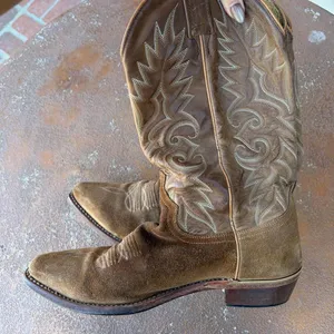 Men’s Dan post Brown leather cowboy boots with white embroidered designs sz 8.5 - have a stain on the right boot #western #cowboy thumbnail 4