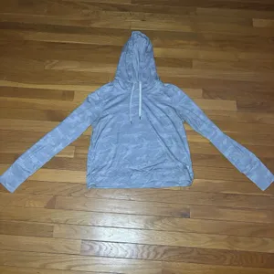 Vuori Halo Essential Hoodie Pale Gray Camo Women's Pullover Size Small? thumbnail 7