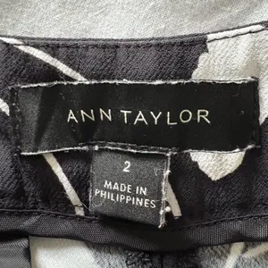 Black and White Floral Women's Shorts by Ann Taylor sz 2 thumbnail 6