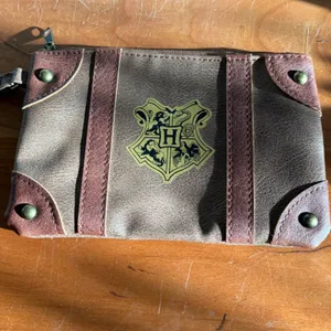 Harry Potter Hogwarts Crest Trunk Style Wristlet Pouch Brown Faux Leather‎ Bag thumbnail 2