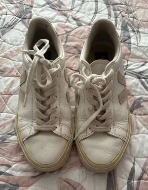 Veja Cream and Tan Low-Top Leather Sneakers thumbnail 1