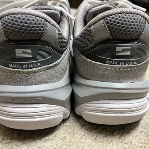 New balance 990 v6 women’s size 10 grey, running shoe. thumbnail 3