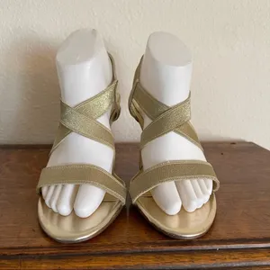 Liz Claiborne Gold‎ Heels thumbnail 2