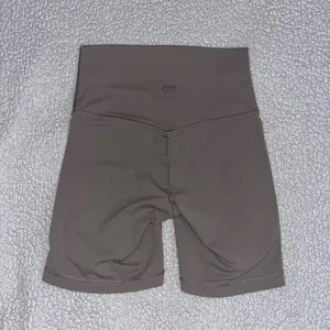 TNA Bike Shorts Aritzia High-Rise thumbnail 3